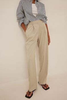 Tan Pants Outfit, White Trousers Outfit, Tailored Pants Outfit, Beige Hose, Trouser Outfit, Dramatic Classic, Color Combinations For Clothes, Tan Pants