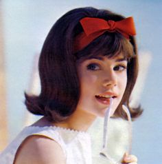 headbands and the flip 1963 1960 Hairstyles, Summer Hairdos, Colleen Corby, 1960s Hair, 60s Hair, Hair Flip, Retro Hairstyles, Amy Winehouse, 1960s Fashion