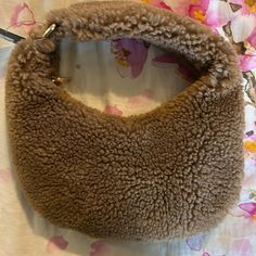 Forever 21 Fuzzy Purse! Goldtone Hardware! Soft Brown Perfect For The Fall Season Nwt Fuzzy Purse, Mini Crossover, Tiny Purse, Structured Handbags, Forever 21 Bags, Round Purse, Fur Handbags, Crossover Bags, Patent Leather Bag