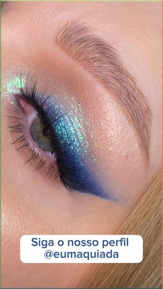 Tutorial de make azul com glitter por @maniacmakeup_  Maquiagem festa / Esfumado azul / Automaquiagem / Maquiagem passo a passo / Delineado azul / Pigmento azul / Sombra azul / Maquiagem brilho / Delineado diferente / Cílios postiços / Delineado colorido / Delineado esfumado Dallas Cowboys Makeup Ideas, Blue Dress Eyeshadow Looks, Blue Makeup Looks Tutorial, Blue Eye Makeup Tutorial Step By Step, Royal Blue Prom Makeup For Brown Eyes, Royal Blue Eye Makeup Prom, Blue Eyeshadow Makeup Tutorial, Royal Blue Prom Makeup Look, Blue Formal Makeup