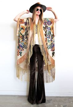 Stunning vintage inspired kimono. Incredible floral motif on beautiful carmel colored velvet burnout.  Gorgeous silk fishnet fringe starts at front neckline and goes all around bottom hem. An oval shaped shawl was used to make this and then pleats were added to shoulder for a stunning Look Kimono, Look Boho Chic, Mode Kimono, Bohol, Boho Kimono, Bohemian Rhapsody