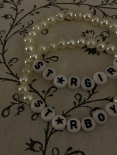 Couple Braclet Ideas Diy, Beaded Word Bracelets Funny, Cute Letter Bracelets, Bracelet Ideas With Letters, Bracelet Ideas Letters, Bracelet Letter Ideas, Letter Bracelet Ideas, Bead Bracelets Aesthetic