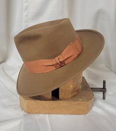 Beautiful Coffee color, just gorgeous Dobbs fedora hat with contrasting matching ribbon. Ready to compliment your double breasted suit. Shape it to your desired style. Please view pictures as they are part of the description. Manufacturer labels read: Dobbs, Fifth Ave, New York, 5 3/4, 7. Roos Bros, California. Felt appears in excellent condition, sweatband still supple. Please view photos. Great Quality! Gently Worn if at all! Measurements are approximate: Brim measures 2 3/4 inches and Crown m Kentucky Derby Fitted Fedora, Brown Felt Hat With Flat Bill For Formal Occasions, Formal Brown Felt Hat With Flat Bill, Formal Fitted Brown Fedora, Retro Short Brim Top Hat, Lake Elsinore, Coffee Color, Beautiful Coffee, View Pictures