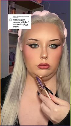 Contour To Hide Double Chin, Fat Face Contouring, Contouring Double Chin, Double Chin Makeup Contouring, How To Hide Double Chin With Makeup, Nose Contour For Big Nose