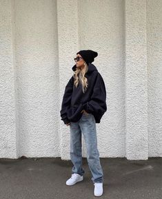 Look Hip Hop, Looks Hip Hop, Outfits Minimalist, Baggy Clothes, Shoes Luxury, Dresses Outfits, Looks Street Style, Streetwear Fashion Women, Hoodie Outfit