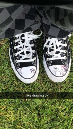 Converse Marker Art, Doodle On Converse, Converse Shoes Writing, Drawings In Converse, Converse Shoes Ideas Diy, Converse Doodles Grunge, Stuff To Draw On Your Shoes, Converse With Writing On Them, Spiderweb Converse Drawing