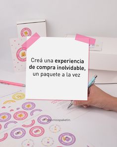 a person holding a piece of paper with the words crea una experiencia de compra indolvable, un paquete a la vez