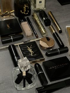 Luxury Make Up Aesthetic, Classy Makeup Aesthetic, Good Makeup Aesthetic, Designer Stuff Aesthetic, Model Beauty Aesthetic, Skincare Black Aesthetic, Expensive Make Up Aesthetic, Luxury Makeup Products Aesthetic, Luxury Beauty Products Aesthetic