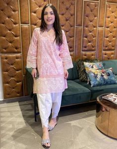 Pakistani Stitching Ideas, Pakistani Suit Stitching Style, Kurta Aesthetic, Pakistani Kurta Designs, Simple Kurta Designs, Pakistani Fashion Casual, Pakistani Fancy Dresses