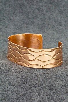 This copper bracelet was made by Navajo silversmith Elaine Tahe. The inside of the cuff is stamped TAHE and copper.Size: 5 7/8" (will fit up to a 6 7/8" wrist)Gap: 1"Width: 3/4Free shipping on all orders! We ship with USPS and always include tracking. All orders ship within a day of payment.Returns are accepted up to 30 days after you receive your order. Just send us a message. Our shop offers cash back or store credit. The item must be returned in new condition. Instagram Jewelry, Bear Carving, Copper Bracelet, White Buffalo, Pearl Chain, Native American Jewelry, Free Jewelry, White Vintage, Jewelry Gifts