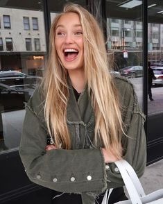 Straight Hair With Layers, Straight Layered Hair, Geometric Hair Clip, Hair With Layers, Straight Blonde Hair, Romee Strijd, Blonde Hair Shades, Clarifying Shampoo, Balayage Hair Blonde