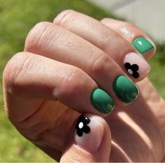 Green Gel Nails With Flowers, Spring Nails With Black, Green Black And White Nails, Black And White Flower Nails, Black Nails With Flowers, Green Nails With Flowers, Black Flower Nails, Black Spring Nails, Dark Spring Nails