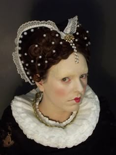 hair and pearls-pearl idea Baroque Hairstyle Women, Elizabethan Hair, Matrix Hairstyle, Historical Hairstyles, Medieval Hairstyles, Lizzie Hearts, Athletic Hairstyles