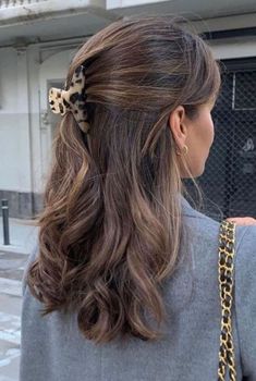 Brown Hair Streaks, Babylights Hair, Rambut Brunette, Medium Length Hair Hairstyles, For Medium Length Hair Hairstyles, Layered Hair With Bangs, Chocolate Hair, Short Brown Hair