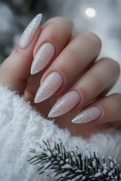 christmas glitter nails White Christmas Nails, Trendy Nail Designs, Festive Nail Art, Holiday Nail Designs, Plaid Nails, Christmas Glitter, Christmas Nails Acrylic, Trendy Nail, Winter Nail Art