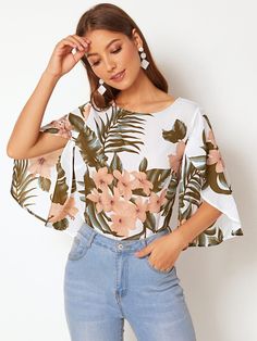 Top de manga campanuda con abertura con estampado tropical floral | SHEIN USA Flower Print Blouse, Flared Sleeves Top, Tropical Leaf Print, Women Blouses, Flounce Sleeve, Bellini, Tropical Print, Bell Sleeve, Print Tops