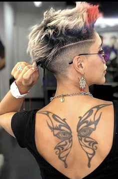 Pixie Haircut Styles, Shaved Hair Cuts, New Short Hairstyles, Short Hair Undercut, Shoulder Hair, Undercut Pixie Haircut