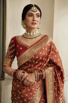 A photo of a Pakistani bride wearing a luxurious rust-colored Banarasi silk saree with intricate golden zari work throughout the body and border. Pakistani Bridal Wear, Zari Work, Indian Wedding Dress, Bride Wear, Pink Saree, Bollywood Saree, Bridal Saree, Rust Color