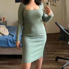 Guess Ribbed Long Sleeve Square Neck Bodycon Midi Dress Size Small. Very Stretchy Size Small. Can Also Fit Medium Sweater Bodycon, Cable Sweater Dress, Guess Sweater, Jeans And Hoodie, Green Bodycon Dress, White Sweater Dress, Red Satin Dress, Floral Party Dress, Lace Halter Dress