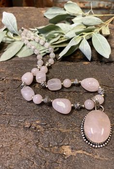 Modern Costumes, Antique Gold Jewelry Indian, Ethnic Chic, Pink Rose Quartz, Indian Jewellery Design, Antique Gold Jewelry, Pink Accessories, Rose Quartz Beads, Pendent Necklace