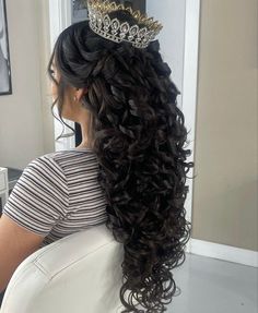 Sweet 16 Hairstyles, Quinceanera Makeup, Quince Hairstyles With Crown, Quinceanera Hairstyles, Quince Hairstyles, Princess Hairstyles, Sweet 15, Penteado Cabelo Curto, Hoco Hair Ideas