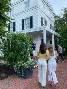 Aesthetic Lake House, Lake House Aesthetic, Coastal Outfits, Hamptons Party, Granddaughter Coastal, Coastal Grandmother Aesthetic, Coastal Granddaughter Aesthetic, Summer Beach Aesthetic, East Coast Summer