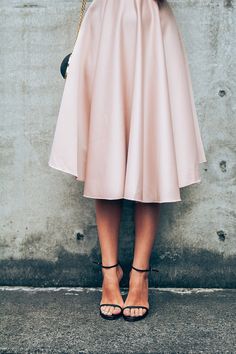 Pink satin midi skirt. Pink High Heels Outfit, Rok Midi, High Heels Outfit, Look Rose, Mode Tips, Pink High Heels, Blazer Outfit, Moda Chic