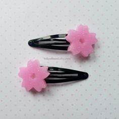 Pink glitter cherry blossom resin hair clips with a black clip base! Set of 2 Length of hair clips is about 2.5 inches I can also do other colors too! If you see an item and would like it in another color don't hesitate to ask me! If you have any questions please message me through Etsy! Cherry Blossom Accessories, Gyaru Flower, Sakura Accessories, Sakura Miku, Resin Hair Clips, Japan Spring, Sakura Flower, Sweet Lolita, Flower Hair Clips