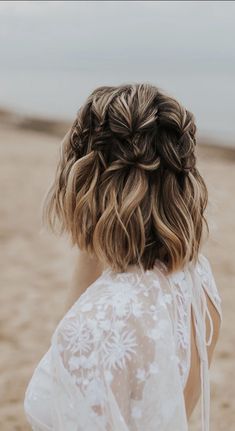 35 Chic Bridal Hairstyles for Short Hair – Inspire Your Dream Look Bob Wedding Hairstyles, Hair Styles Curly Hair, Styles Curly Hair, Bob Haircuts With Bangs, Short Hair Up, Wedding Hair Up