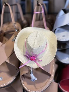 Sombrero con listón y arreglo Rosa. Adorno de sombrero para carro oh donde guste. Mide 7 pulgadas artesanal de sombrero calentano hecho en Tlapehuala. Un adormito muy bonito para cargarlo siempre contigo recordando Tierra Caliente. Mide mas oh menos 7 pulgadas. Mexican Sombrero hat handmade. This sombrero is very popular in Tierra Caliente. Measures about 7 inches. Adjustable Wide Brim Sun Hat As Gift, Adjustable Cap For Kentucky Derby Costume, Adjustable Cap For Kentucky Derby, Adjustable Summer Hats As Gift, Country Style Adjustable Top Hat For Summer, Adjustable Mini Hats For Rodeo And Kentucky Derby, Adjustable Brimmed Straw Hat As Gift, Adjustable Curved Brim Straw Hat As Gift, Country Style Brimmed Top Hat For Beach