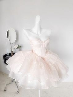 Détails de l'article :


 Numéro de produit : C594



 Tissu: Tulle

 Silhouette : Robe de bal

 Manches ： Sans manches

 Style du dos : à lacets. Sibil Art, Dress 18th Birthday, Light Pink Homecoming Dress, Coquette Party, Gown Sleeves, Vintage Ball Gown, Hoco 2024, 18th Birthday Outfit, Vintage Ball Gowns