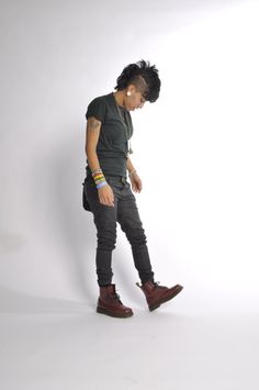 Boots swag again. Stem Lesbian, Androgynous Fashion Women, Butch Fashion, Feminine Tomboy, Estilo Hipster