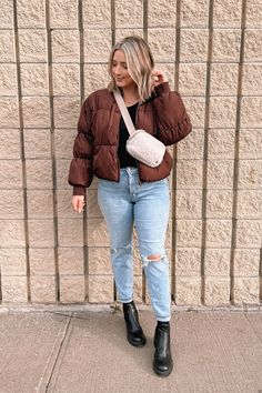 winter outfit inspo - brown puffer jacket and straight leg jeans Sherpa Jean Jacket Outfit, Puffer Jacket Winter Outfit, Chelsea Boots Casual, Jacket Winter Outfit, Sherpa Belt Bag, Sherpa Jean Jacket