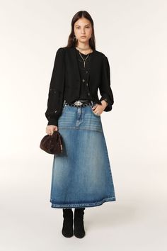 skirt VALENTIA Midi Outfit, Short Cuir, Denim Sweatshirt, Skirt And Sneakers, Midi Length Skirts, Skirt Fits, Faded Denim, Denim Midi Skirt, Jeans Rock