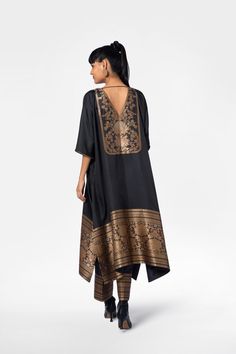 Silk Kurtas For Women, Pleated Fabric Outfits, Brocade Kaftan, Long Kurti Patterns, Kaftan Kurti, Silk Kurtas, Trendy Outfits Indian