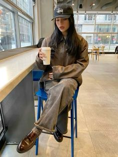 fall aesthetic grunge outfit inspo Nyc Winter Outfits Casual, City Exploring Outfit, Fall Aesthetic Grunge, Paris Autumn Outfit, Paris Autumn, Lace Summer Tops, Trendy Outfit Inspo, Beanie Outfit, New York Outfits