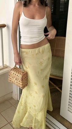 How To Style Yellow Skirt, Vintage Floral Print Midi Skirt, Yellow Skirt, Summer Fits, Looks Chic, Mode Inspiration, Spring Summer Outfits, Skirt Outfits, Summer Outfit