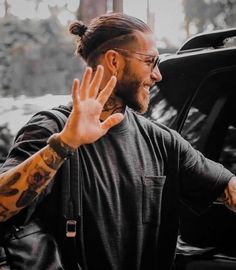 Mid Fade Man Bun, Mens Long Hair With Undercut, Men Buns Hairstyles, Men Bun Hairstyle, Mens Trendy Hairstyles, Sergio Ramos Haircut Long, Long Hair With Fade Mens, Man Buns Hairstyle, Long Hair With Undercut Men