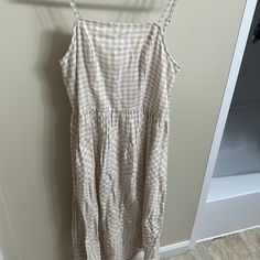 Size L. Never Worn White Cotton Sundress For Picnic, Casual Striped Dress For Picnic, Casual Gingham Cotton Midi Dress, Casual Gingham Midi Dress For Brunch, Plaid Midi Dress For Summer Day Out, Casual Sleeveless Gingham Midi Dress, Summer White Midi Dress For Picnic, White Summer Midi Dress For Picnic, White Spring Midi Dress For Picnic