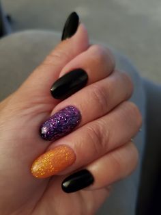 Halloween Nail Polish Colors, Halloween Color Nails Simple, Halloween Nails Gel Purple And Black, Halloween Nails Purple Orange Black, Purple Halloween Nails 2022, Dip Nails For Halloween, October Nail Color Ideas, Simple Fall Nails Purple, Halloween Nails 2022 Color Trends