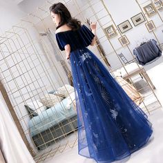 Langes Partykleid aus blauem Tüll mit Perlen. Abschlussballkleid mit blauem Samtoberteil, Abendkleid Prom Dresses Lace Sleeves, Floor Length Evening Dress, Party Dress Blue, Blue Velvet Top, Top Prom Dresses, Long Black Evening Dress, Navy Blue Prom Dresses, Beaded Party Dress, Junior Prom