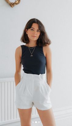 Midi Bob With Bangs, French Fringe Wavy Hair, 70s Curtain Bangs Short Hair, Short Thick Wavy Hair With Bangs, Long French Bob Wavy Hair, Midi Bob, Natural 90s Bob, Midi Bob Haircut, French Bob No Bangs