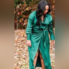 Zara Midi Length Wrap Dress - Beautiful Emerald Green - Same As Worn In Photo - Size M - Never Worn Long Sleeve Flowy Dress, Purple Sweater Dress, Long Sleeve Sweatshirt Dress, Sequin Dress Short, Blazer Mini Dress, Puffy Dresses, Twist Front Dress, Beautiful Floral Dresses, Chiffon Mini Dress