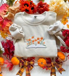 Our embroidered "Blooming Fall Book" sweatshirt is perfect for this coming fall season. Made for our book lovers who want to be a bit festive this autumn. Material: 100% ringspun cotton Care Instructions: * Machine wash warm (max 40C or 105F). * Tumble dry on low. * To protect the embroidery, avoid ironing directly on the design. White Floral Embroidered Sweatshirt For Fall, Fall Cotton Sweatshirt With Floral Embroidery, Winter Bookish Cotton Sweatshirt, Bookish Cotton Sweatshirt For Winter, Winter Cotton Sweatshirt, Huntington Park, Fallen Book, Fall Season, Book Lovers