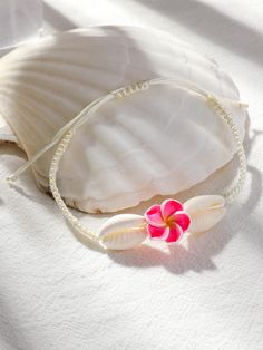 Moana Bracelet Ideas, Coconut Girl Jewelry, Collar Conchas, Tropical Accessories, Flower Jewelry Designs, Lavender Necklace, Surf Jewelry, Preppy Bracelets, Tropical Jewelry