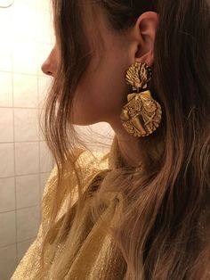 Statement gold shell earrings Royal Jewelry, Jewelry Trends, Statement Jewelry, Ring Verlobung, Royals, Statement Earrings, Long Hair, Gold Earrings