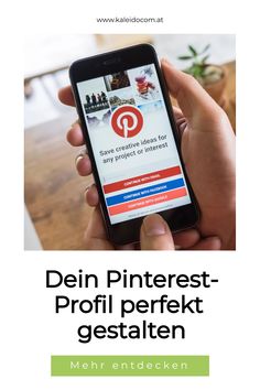 Smartphone in der Hand, die Pinterest-App öffnet sich mit einem kreativen Ideenbildschirm. Darunter der Text: „Dein Pinterest-Profil perfekt gestalten“. Online Business Marketing, Terms Of Service, Privacy Policy, Internet Marketing, Online Marketing, Online Business, Podcast