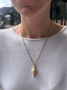 - Sea Shell Charms - Gold Chain - Hyper Allergenic - Water Proof - We can adjust the length, just ask :) Sea Shell Necklace, Natural Jewelry, Seashell Necklace, Necklace White, White Necklace, Shell Necklace, Necklace Charm, Jewelry Unique, Shell Necklaces