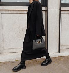 Bottega Veneta Lug Boots Outfit, Bottega Veneta Boots Outfit, Lug Boots Outfit, Bottega Veneta Boots, Lug Boots, Classic Capsule Wardrobe, Total Black, Tween Outfits, Boots Outfit