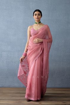 Peach Saree Look, Rani Pink Saree Contrast Blouse, Peach Pink Saree, Pink Saree Contrast Blouse, Grad Saree, Rani Pink Saree, Saree Contrast Blouse, Saree Colours, Saree Party